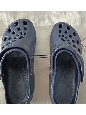 BEACH DAWGS, IN GIFT BAG, NAVY, SIZE 9, HOLES ON TOP, STRAPS WITH SILVER TONE